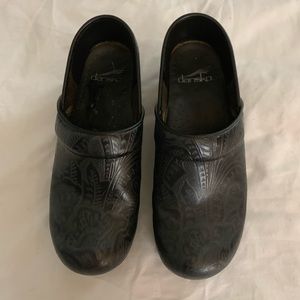 Black Dansko shoe  size 7 .